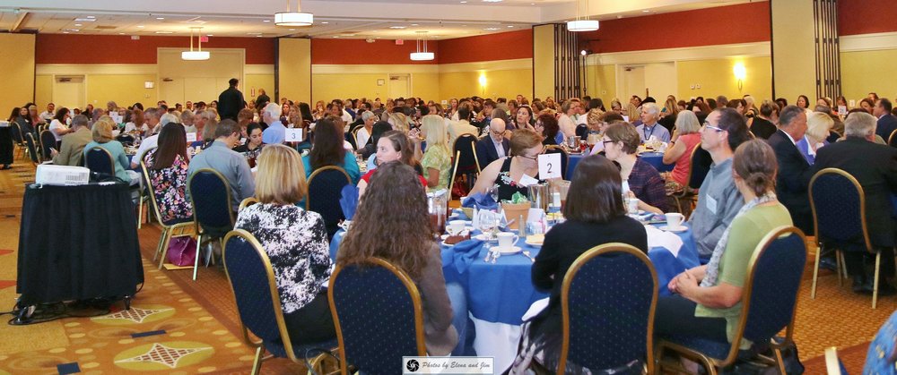 Dinning table full with peoples